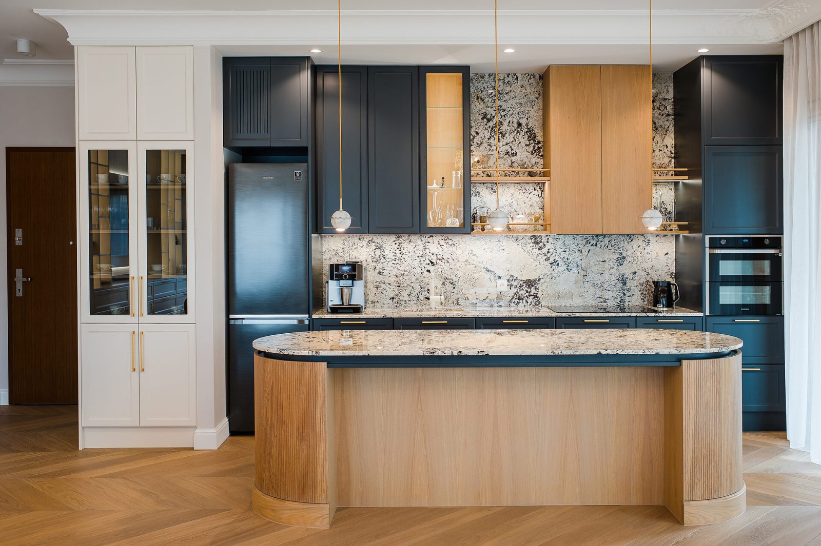 Kuchnia w apartamencie w Gdyni Orłowie — projekt wnętrz NUI Design